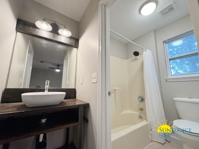 Building Photo - Gorgeous 3 Bedroom Home in Fort Walton Beach-near Hurlburt Field!