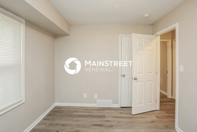 Building Photo - 3 Bedroom Pet-Friendly Home in Kansas City, MO with Main Street Renewal