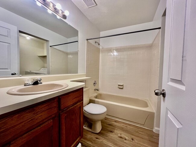 Building Photo - Fantastic 3-bedroom, 2-bathroom condo in desirable community