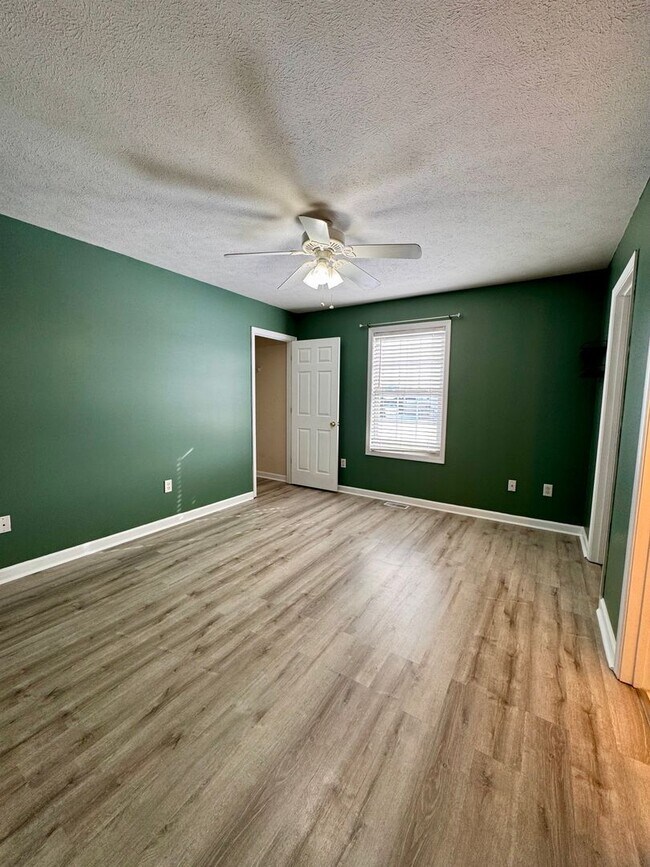 Building Photo - House for Rent in Broadway