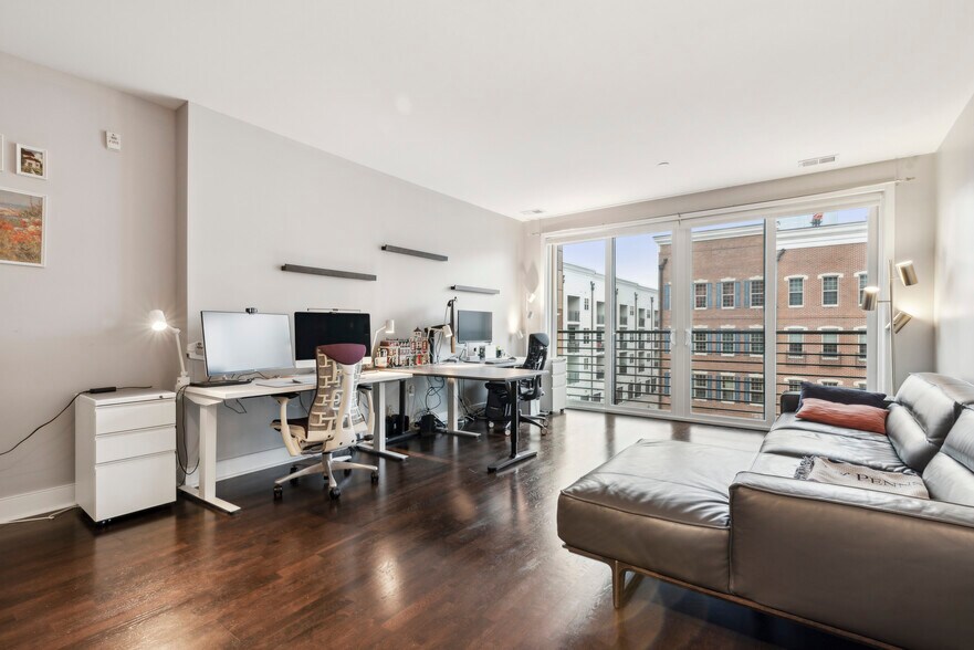 Building Photo - 600 S 24th St