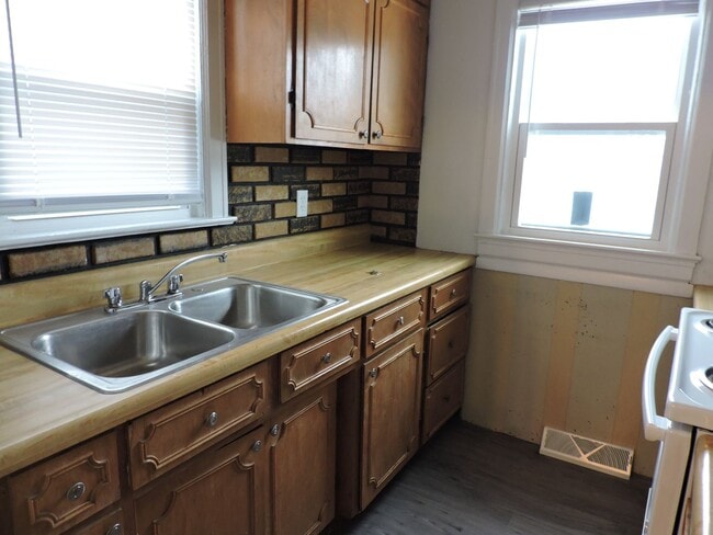 Building Photo - 3 bedroom, 1 bath house