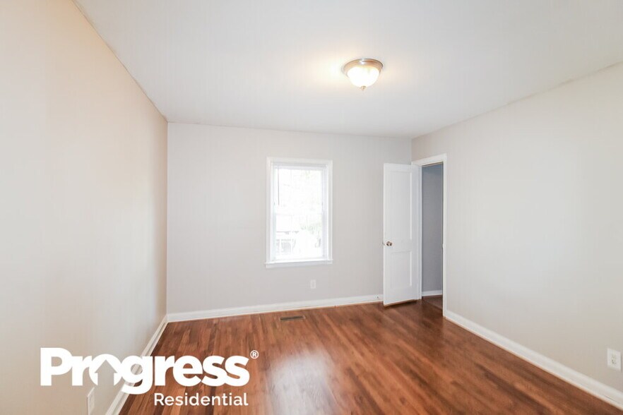 Building Photo - 1352 Peachcrest Rd