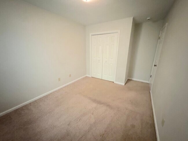 Building Photo - Come visit this cute 3 bedroom 1.5 bath in Chesapeake
