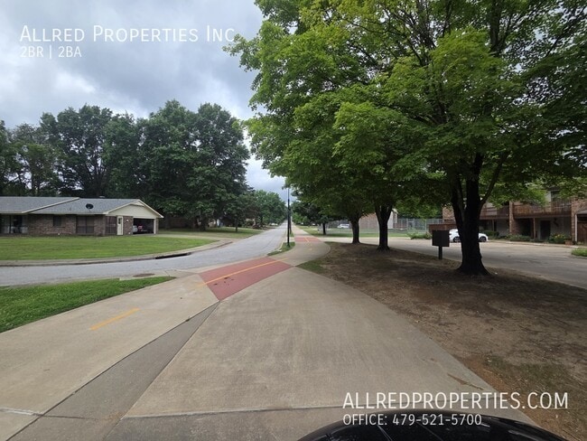 Building Photo - 2588 E Sweetbriar Dr