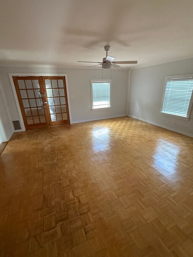 Building Photo - 2/1 Florida charm home in the heart of Palm Springs!