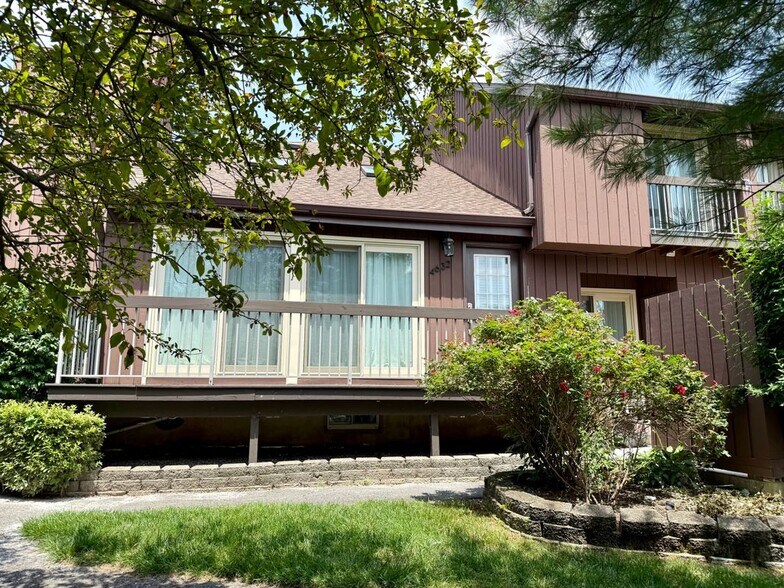 Building Photo - 4632 Bloomingdale Dr