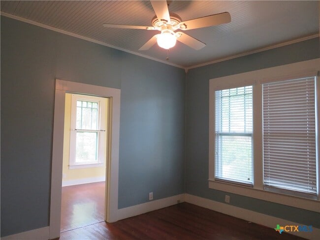 Building Photo - 610 E Krezdorn St