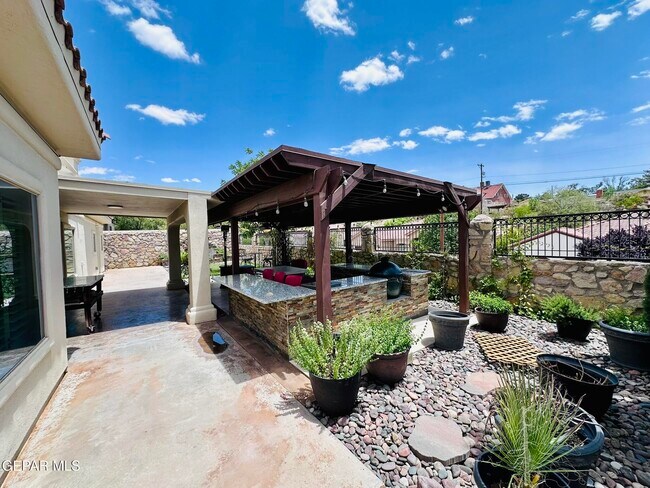 Building Photo - 6268 Wildwood Ct