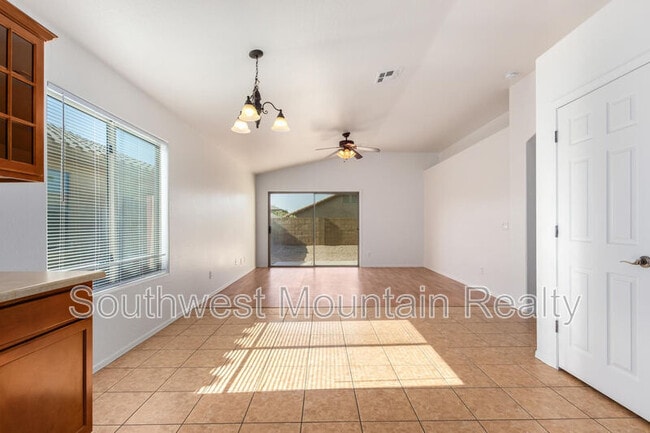 Building Photo - 1140 E Oak Rd