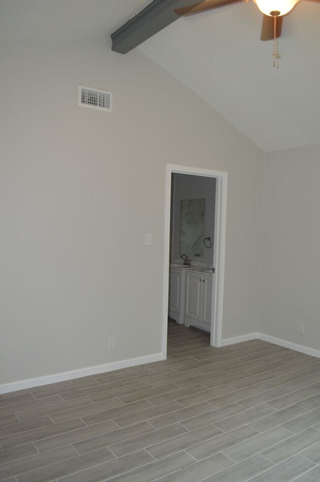 Building Photo - Gorgeous, Spacious 4 bed 2 bath