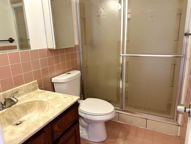 Building Photo - 444 Pine Cir