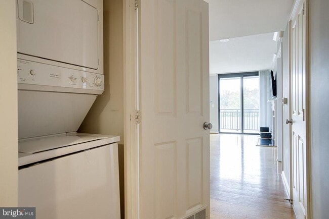 Building Photo - 2220 Fairfax Dr