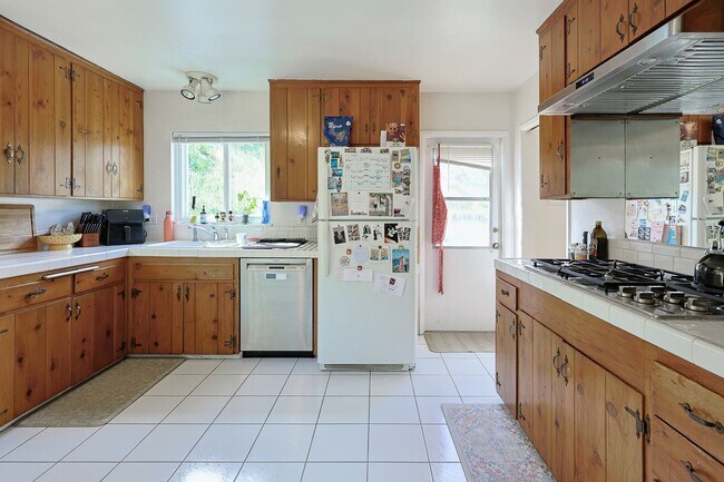 Building Photo - 3-Bed, 2-Bath Home on Large Lot in Prime San Diego Location