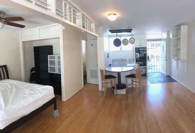 Building Photo - Fully Furnished spacious Studio, 1 Bath, 1...