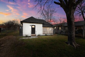 Building Photo - 918 W 3rd St