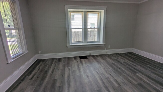 Building Photo - Discover this newly renovated 3-bedroom, 1-bath home in Akron