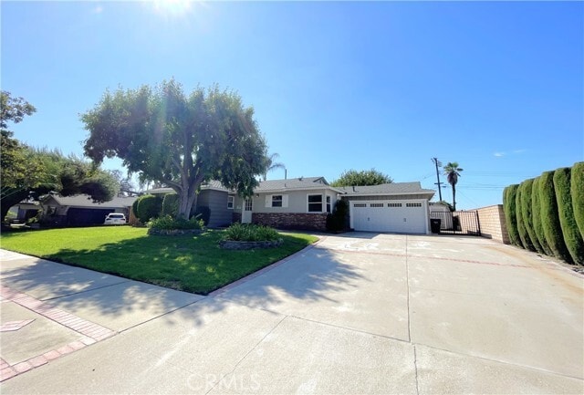 Building Photo - 1338 E Cypress Ave