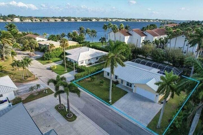 Building Photo - 120 E Park Ln