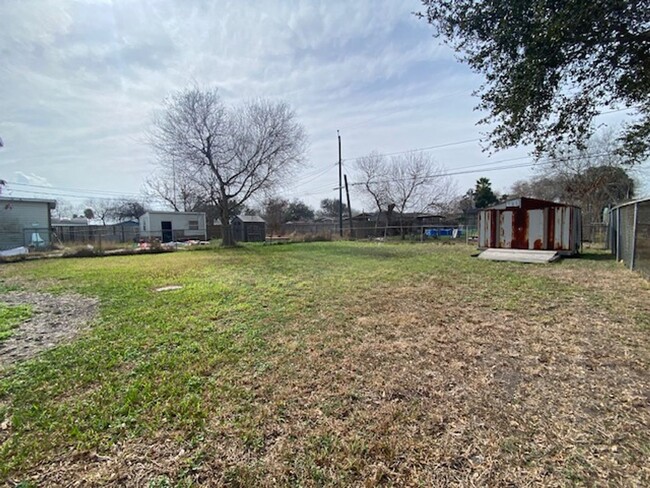 Building Photo - CENTRALLY LOCATED HOME W/ LARGE YARD AND R...