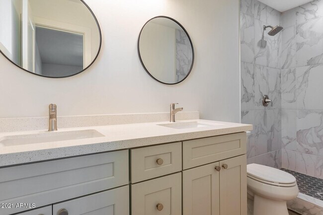 Building Photo - 2333 E Paradise Dr