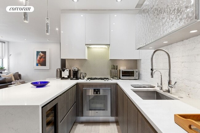 Building Photo - 344 W 49th St