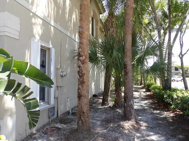 Building Photo - 996 Summit Lake Dr