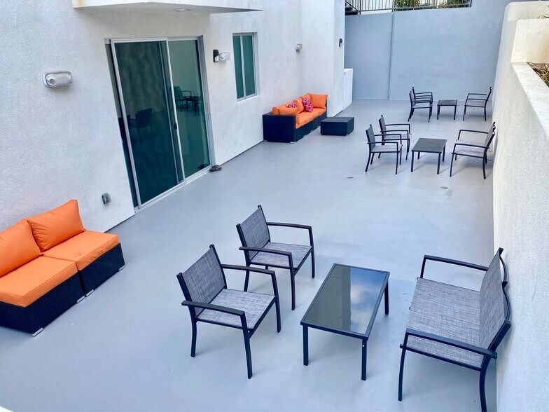 662 Kelton Furnished Back Patio - 662 Kelton Ave