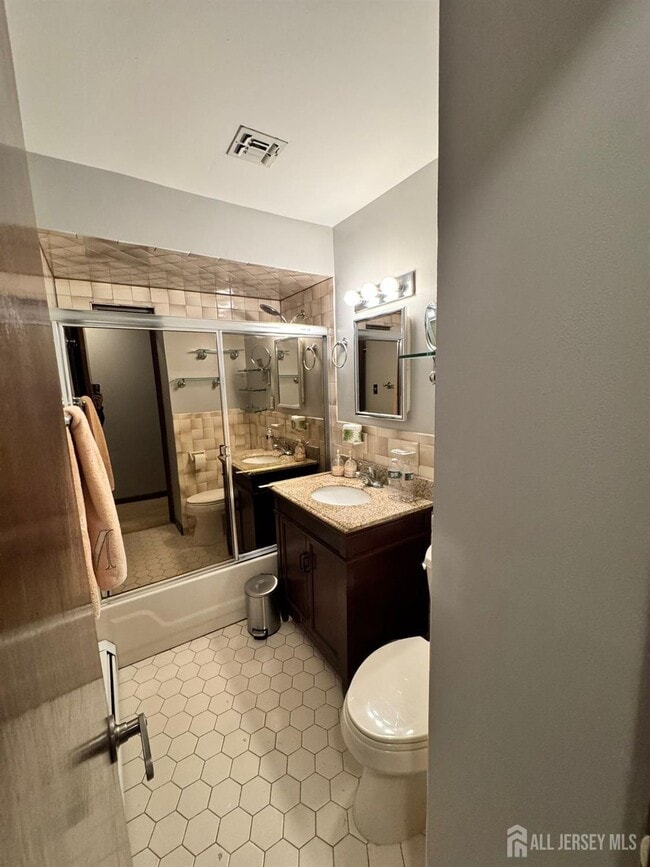 Building Photo - 123 W Kelly St