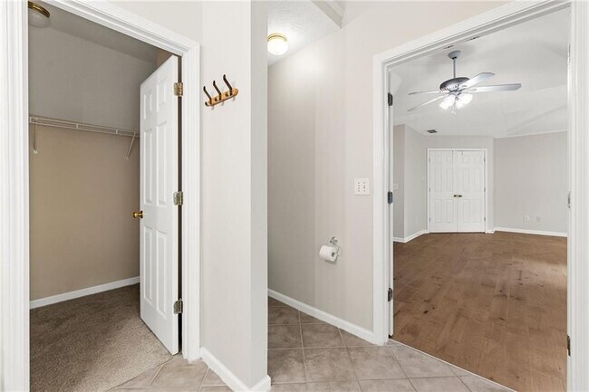Building Photo - 370 Manor Glen Dr