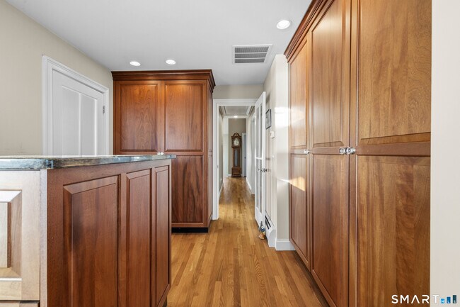 Building Photo - 5 Middle Beach Rd