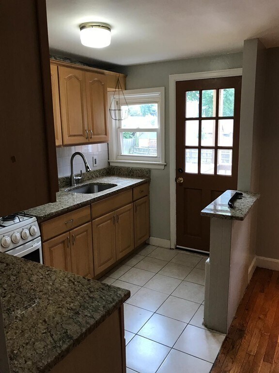 Building Photo - 915 Hancock St