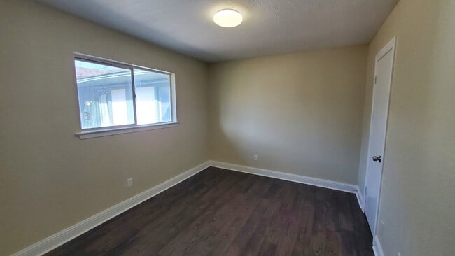 Building Photo - Newly renovated