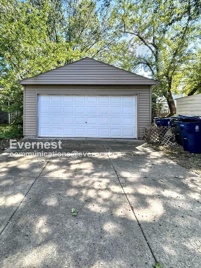 Building Photo - 931 Helmsdale Rd