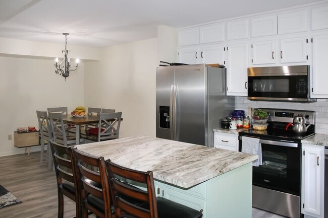 Building Photo - Contemporary duplex with first floor primary