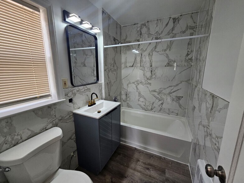 Building Photo - 353 S Center St