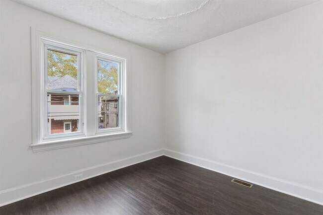 Building Photo - Bright 2 Bedroom, 1.5 Bath Home in Allison Hill!