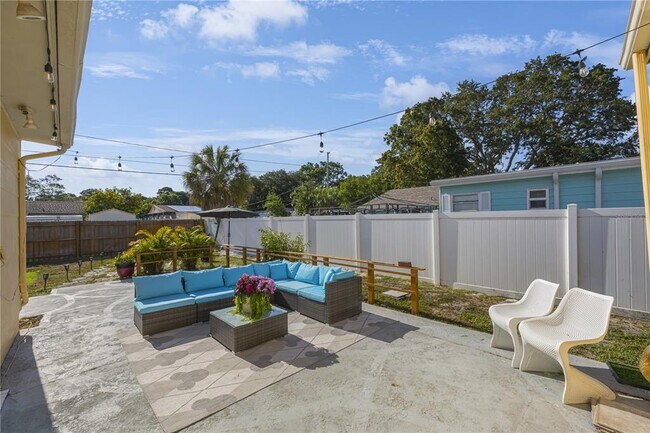 Building Photo - 702 Gray St S