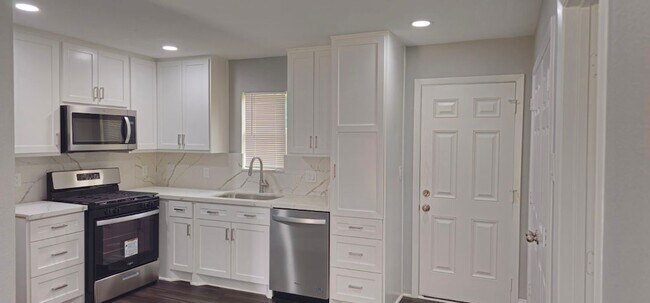 Building Photo - 9406 Chesterfield Dr