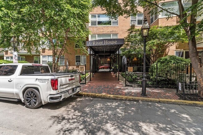 Building Photo - 145 Pinckney St