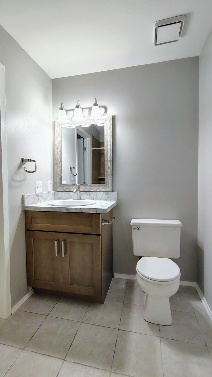 Building Photo - 24757 Bashian Dr