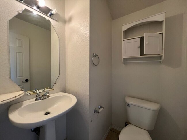 Building Photo - 4 bedroom, 2.5 bath home for lease!