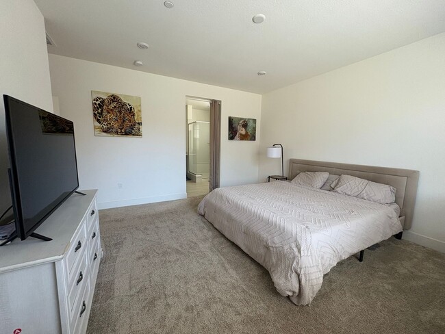Building Photo - Gorgeous 4 Bedroom Home in Quiet Hollister...