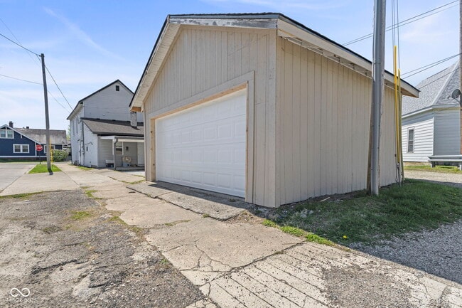 Building Photo - 2 Van Ave