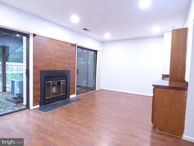 Building Photo - 6634 Westbury Oaks Ct