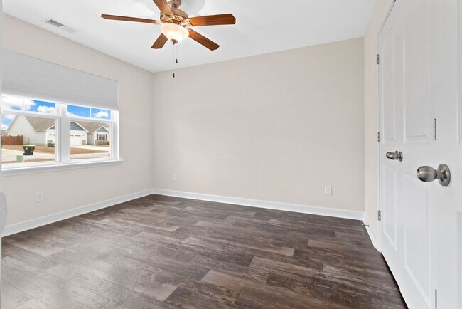 Building Photo - Minutes to Back Gate & Beaches!