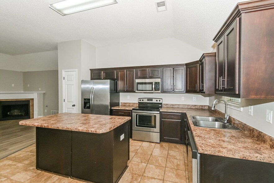 Building Photo - 9876 Southern Oak Way