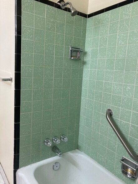 Main bath - 615 E 250 N