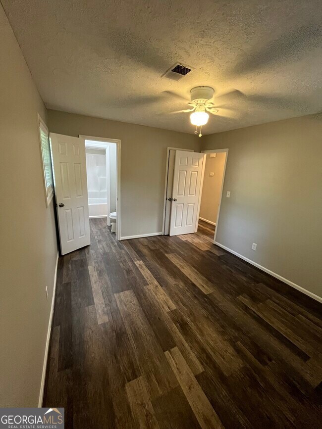 Building Photo - 2220 Mahan Dr