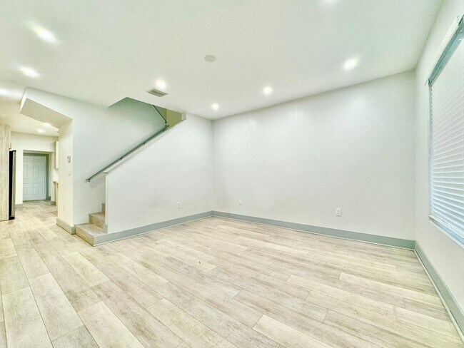 Building Photo - Fully Remodeled 4 Bedroom/ 4 Bathroom Single Family Home